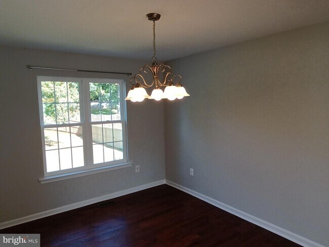 Building Photo - 345 Silver Ridge Dr