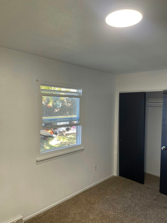 Building Photo - 4161 W Ridge Rd