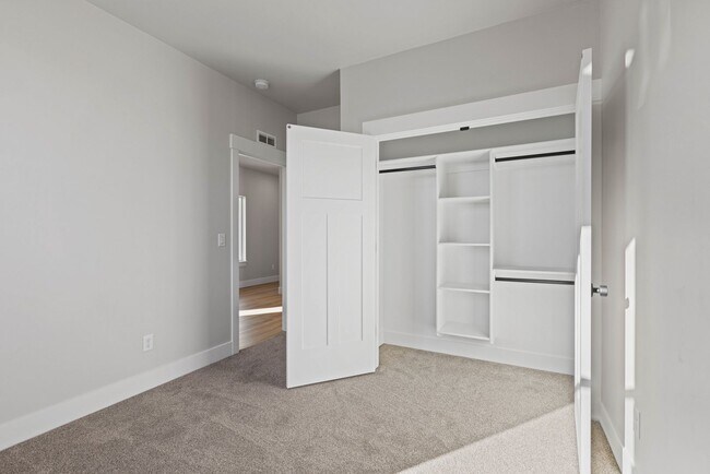 Building Photo - LEASE TAKE OVER PLEASE CALL TENANTS BRITTNEY 480-868-7733 OR Gunner Norton 480-450-0666 -FOR THIS...