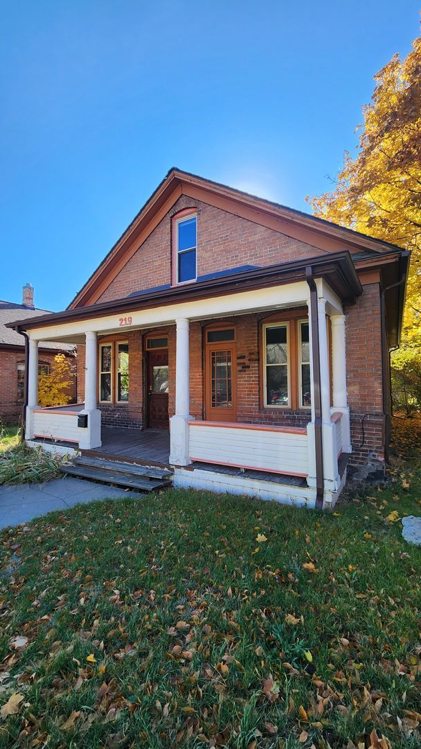 Building Photo - Charming House Near Providence