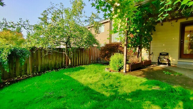 Building Photo - **$1000 OFF FIRST FULL MONTHS RENT**  Gorg...