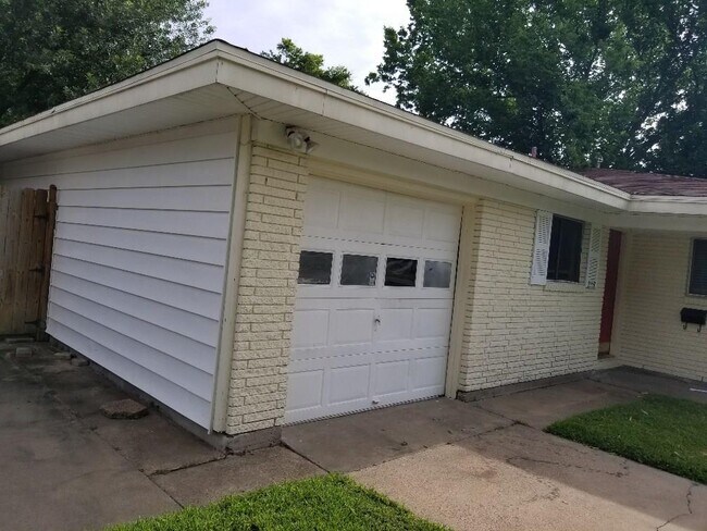 Building Photo - 2118 17th Ave N