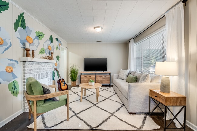 Building Photo - Evora