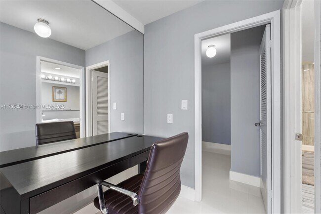 Building Photo - 2500 Parkview Dr