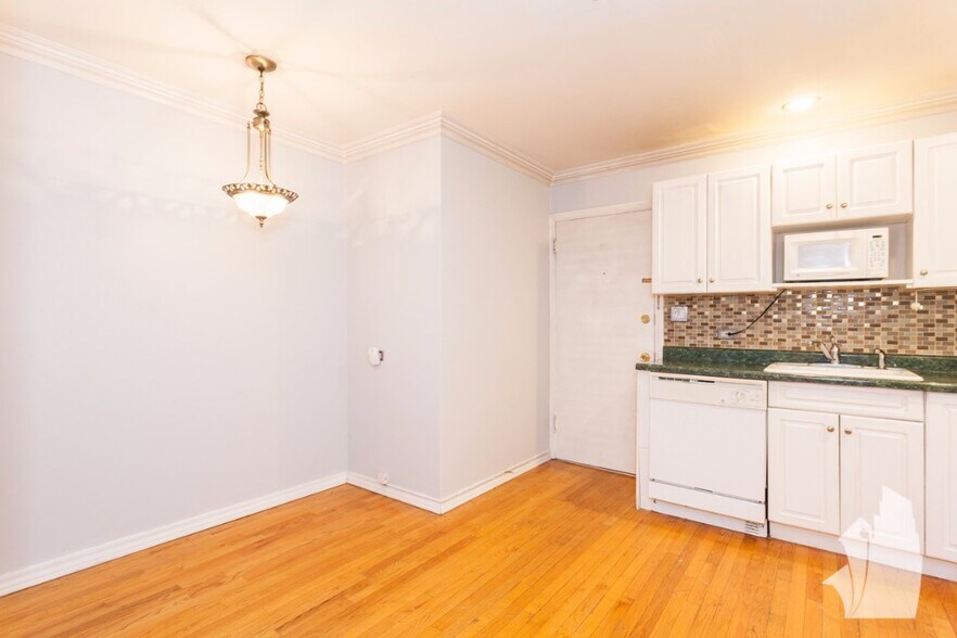 Building Photo - 4904 N Rockwell St