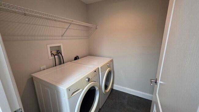 Building Photo - 5090 Fairways Cir