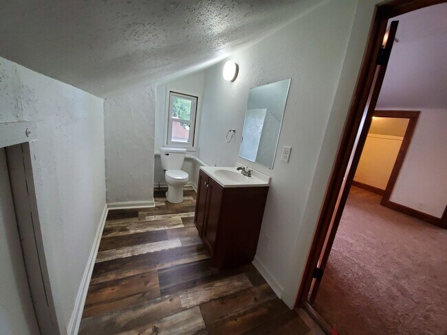 Building Photo - Large 3 Bedroom Home near Iowa State Fairgrounds!