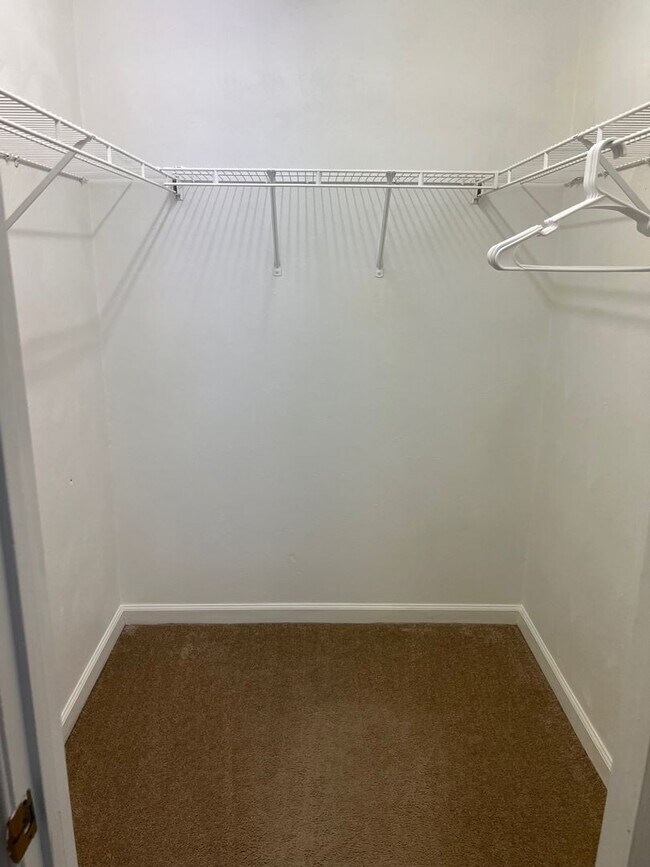 Building Photo - LARGE 3 BEDROOM TOWNHOME