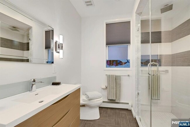 Building Photo - 158 Edgar St