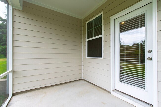 Building Photo - Bright & Beautiful! Modern 3-Bedroom Townh...