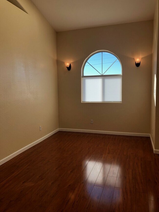 Building Photo - Sunny Three Bedroom in North Prescott Valley