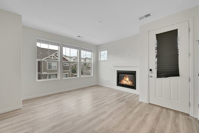 Building Photo - $2,250 - 2 Bed,1 Bath, Updated townhome in...