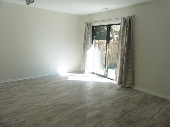 Building Photo - 4257 Lake Ridge Dr