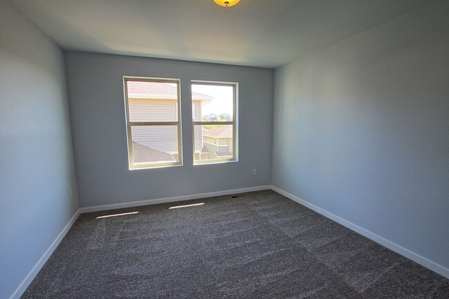 Building Photo - 5 bed 3.5 bath home in the Meadows