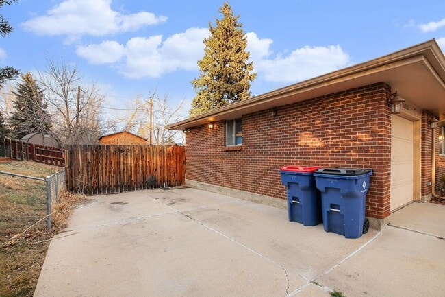 Building Photo - Golden Duplex > Unit is fully furnished feels like NEW!