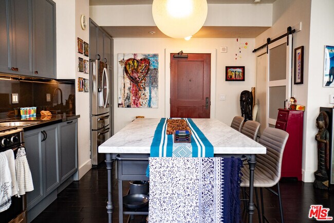 Building Photo - 460 S Spring St