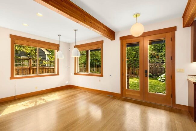 Building Photo - Charming Ravenna home with 5 bedrooms, 4 b...