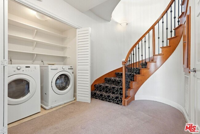 Building Photo - 5831 Seawalk Dr