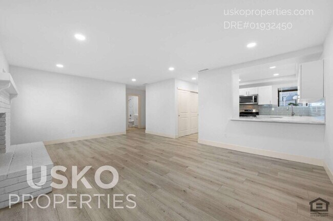 Building Photo - "Spacious 3-Bed Condo with 2 Baths in Citr...