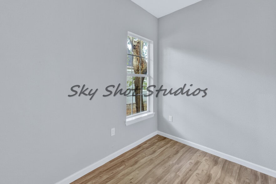 Building Photo - 323 W Cherry St