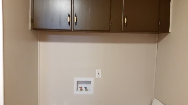 Building Photo - 8830 Highland View Rd