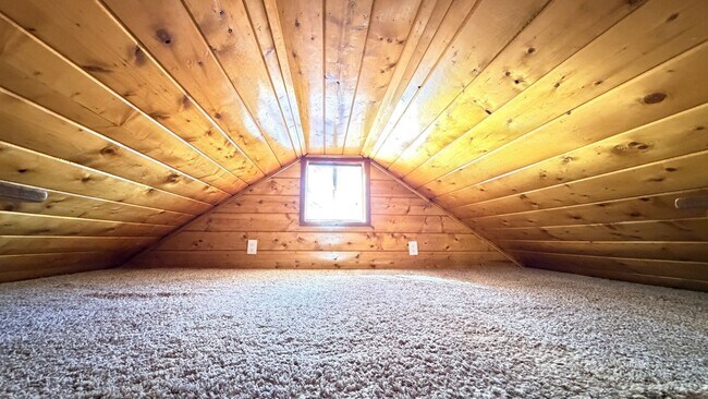 Building Photo - Loft Cabin in Pine Cove