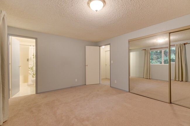 Building Photo - Beautiful 4 bedroom house with large backyard for rent in Sammamish!