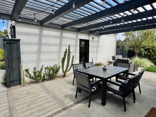 Building Photo - 1333 Lake Dr