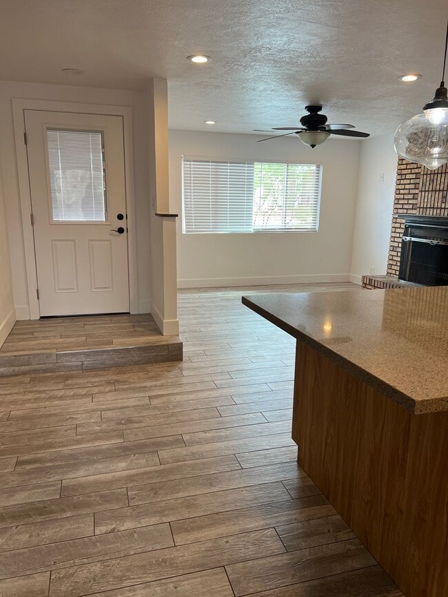 Building Photo - Great 3 bedroom 2 bathroom,  home with a h...
