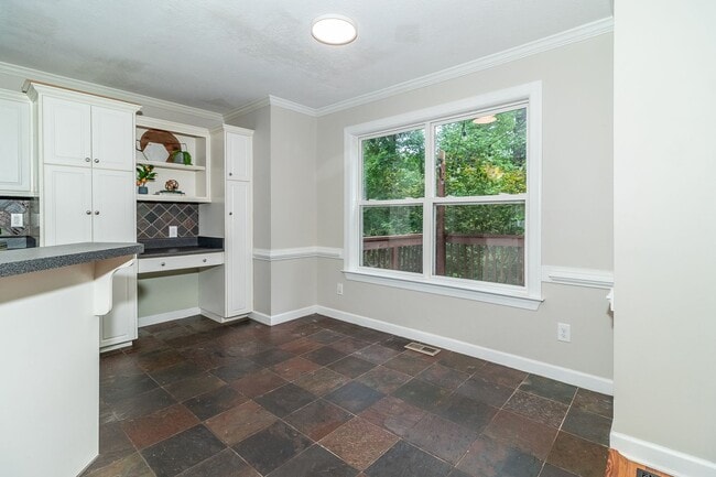 Building Photo - Beautiful 3 bedroom, in-law plan, Family Home in Martinez!  Walk to school!
