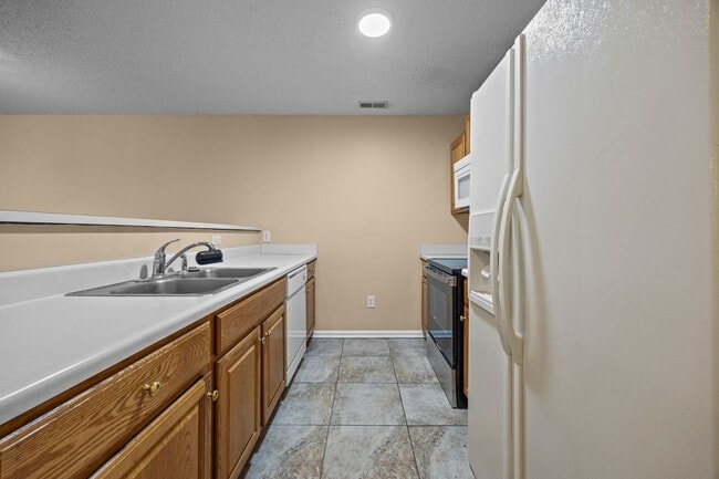 Building Photo - Charming Duplex in Dunn