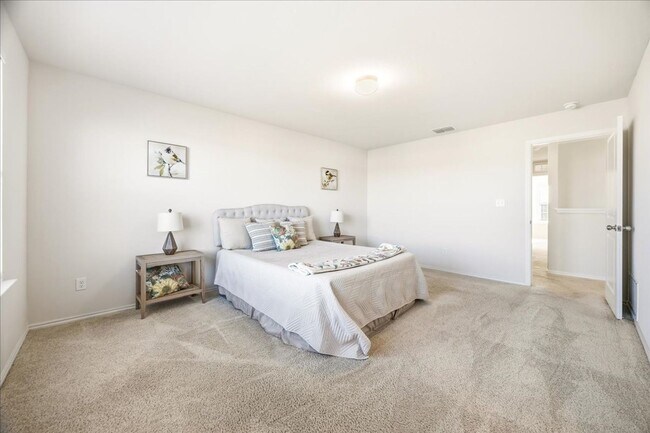 Building Photo - Light-Filled Home in Amenity-Rich Community with Pool & Park!