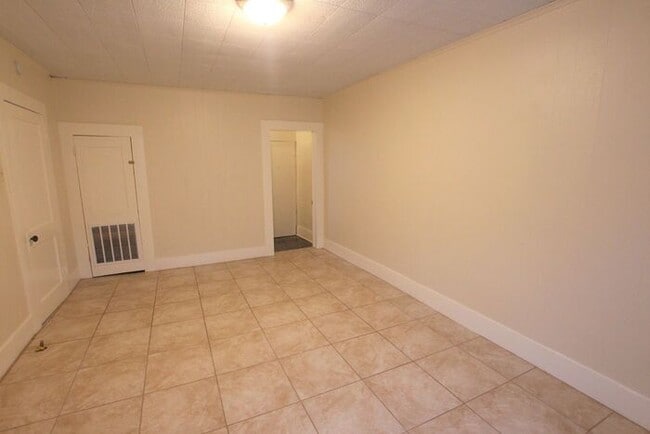 Building Photo - Tour Today! Cozy 2 Bedroom, 1 Bath Duplex ...