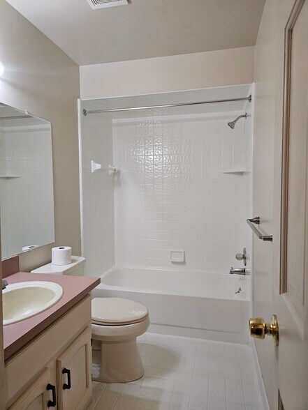 Building Photo - 29936 Utica Rd