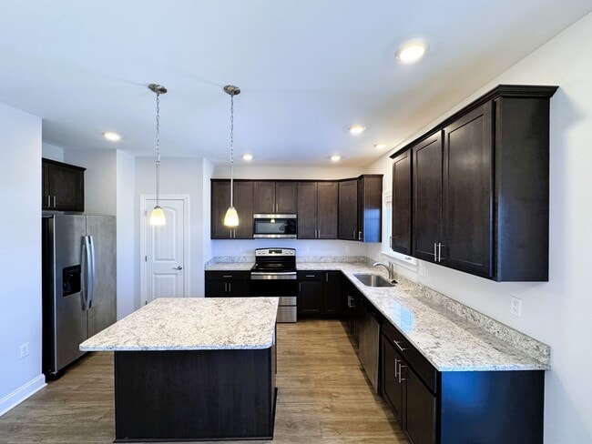 Building Photo - Spacious 3-Level Townhouse