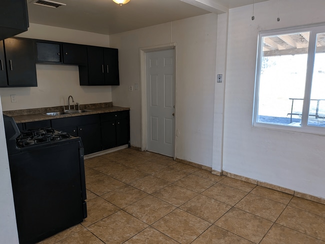 Building Photo - 3652 W Vernon Ave