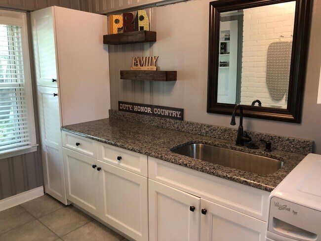 Building Photo - Charming Home in Haymount