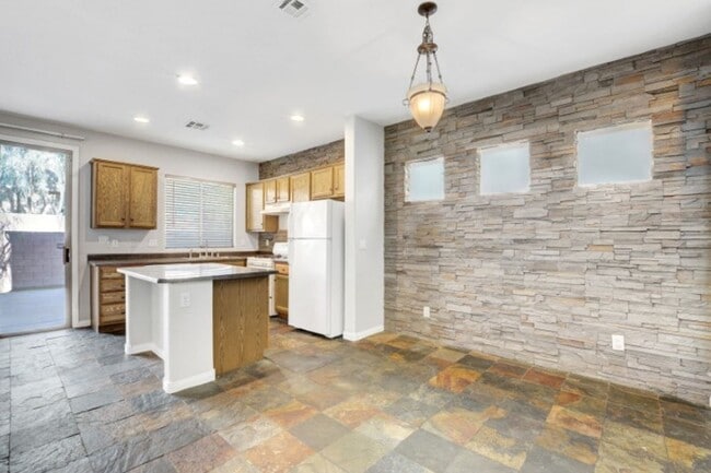 Building Photo - Awesome 3 Bedroom, 2 Story Home in North L...