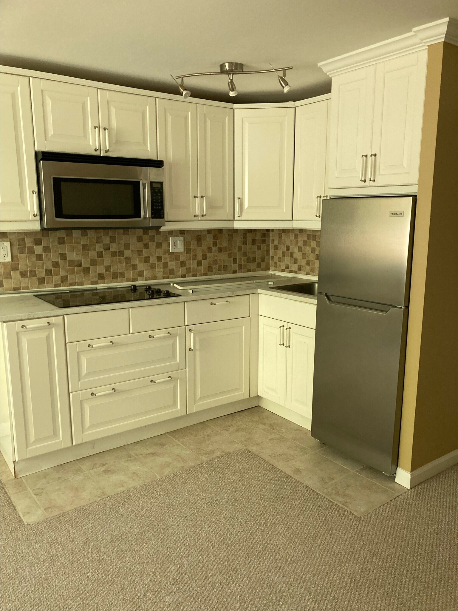 kitchenette w appliances - 256 Mountain Rd