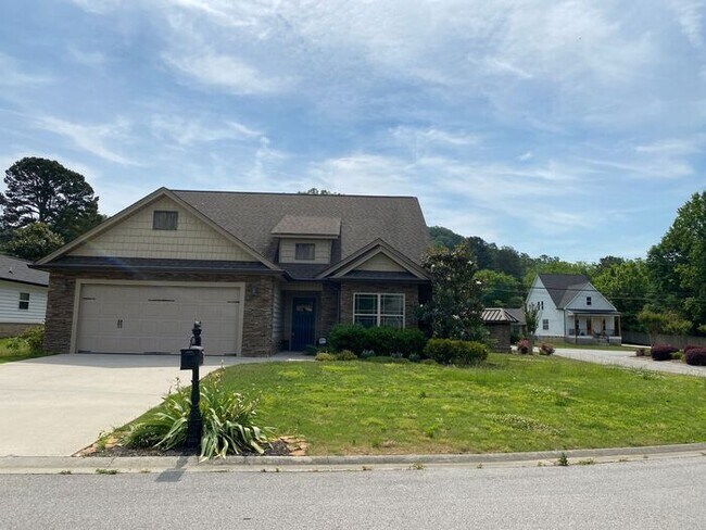 Building Photo - Now Offering ONE-MONTH FREE as Move-in Cre...