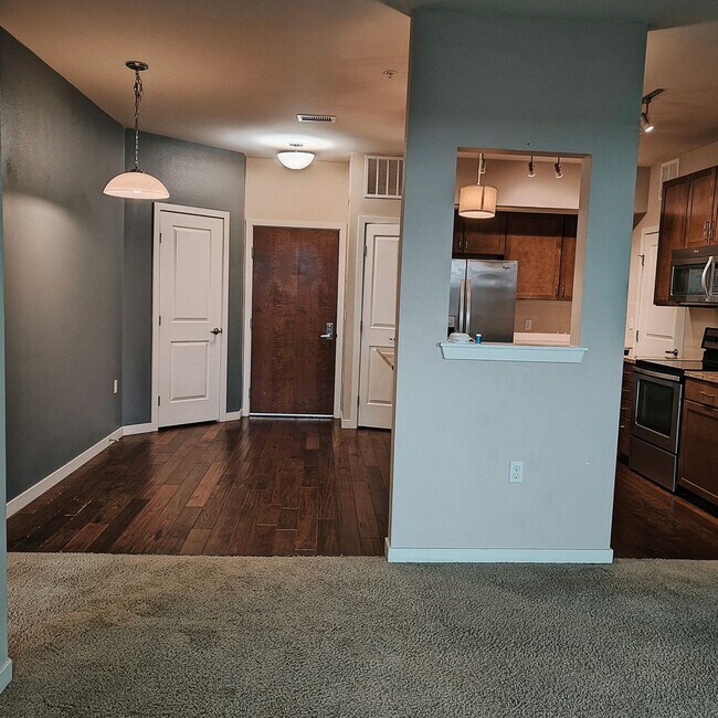 Building Photo - Spacious One Bedroom Luxury Condo at East ...