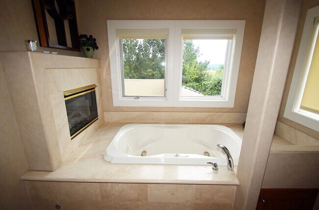 Building Photo - LUXURY 4 BEDROOM BELLEVUE HOME IN ‘THE SUMMIT’ W AMAZING VIEWS!