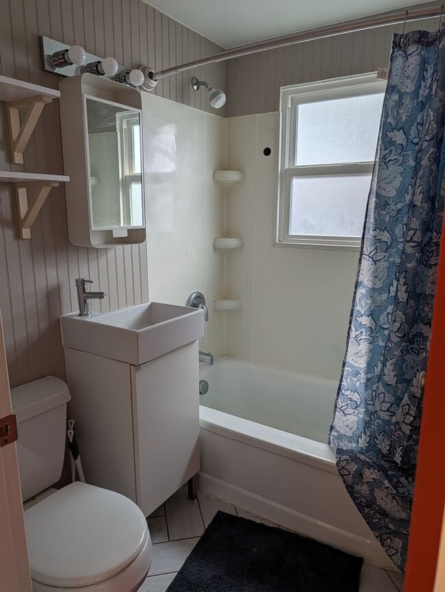 Building Photo - 628 Jameson St