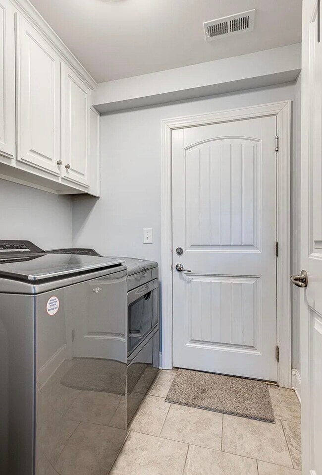 Building Photo - 1003 Irish Way