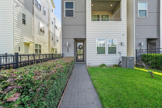 Building Photo - Great Opportunity! Modern three-story home located in the heart of EaDo, offering a well-designed...