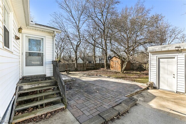 Building Photo - 85 Maple Dr