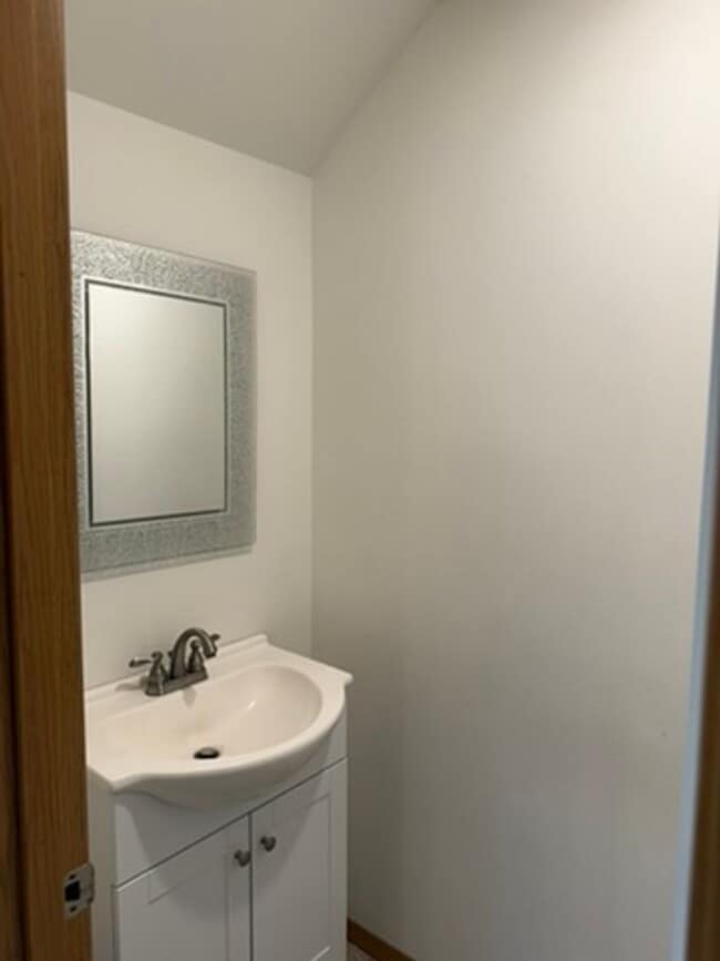 Building Photo - Modern 2-Bedroom Rental in North Pole!