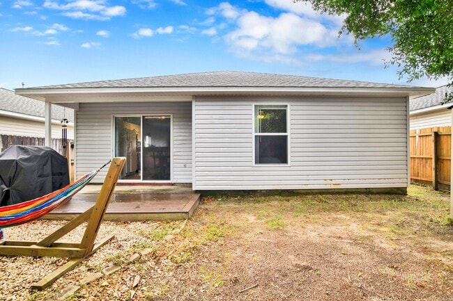 Building Photo - 3 Bed 2 Bath Home in Desired Neighborhood in West Pensacola