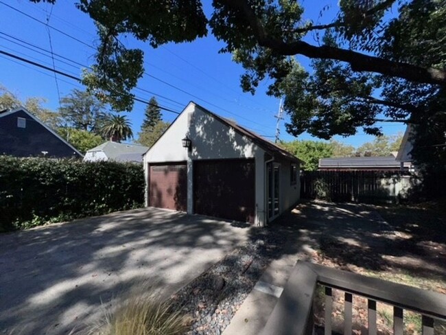 Building Photo - Beautiful East Sac home just blocks from M...