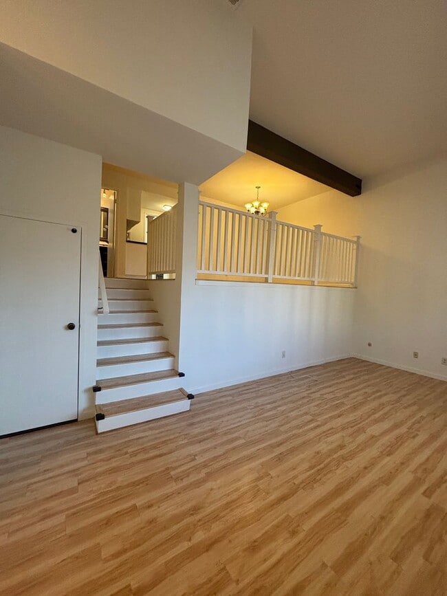Building Photo - Amazing Spacious 2 Bedroom Condo in the He...